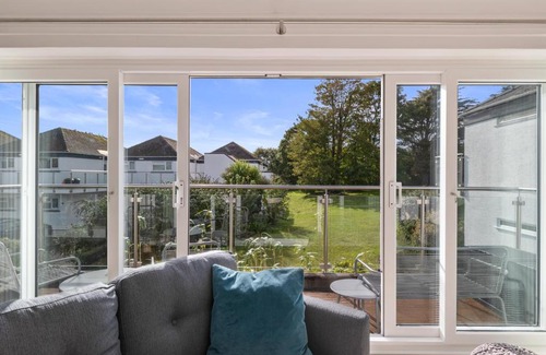 Saundersfoot Apartment | 25 Coedrath Park - Sea Views from Balcony, Short Walk to Beach, Parking