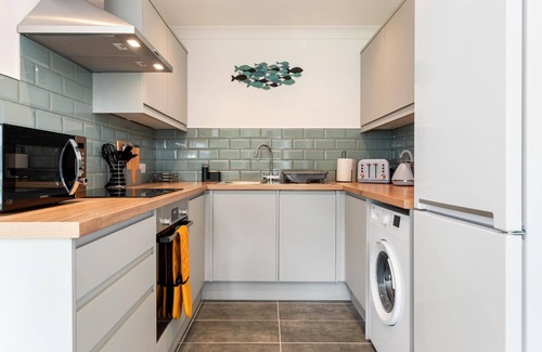 Saundersfoot Villa | 25 Coedrath Park - Sea Views From Balcony Short Walk to Beach Parking