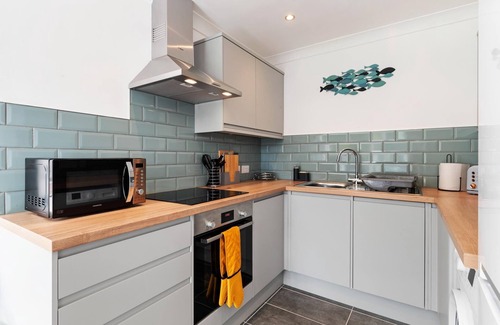 Saundersfoot Villa | 25 Coedrath Park - Sea Views From Balcony Short Walk to Beach Parking