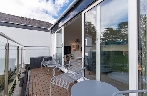 Saundersfoot Villa | 25 Coedrath Park - Sea Views From Balcony Short Walk to Beach Parking