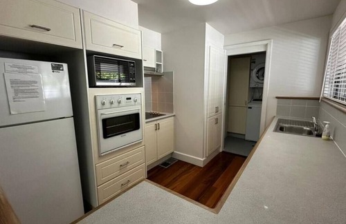 Cams Wharf Villa | 25 - Plover - Executive Deluxe Resort Villa beliggende i Raffertys Resort