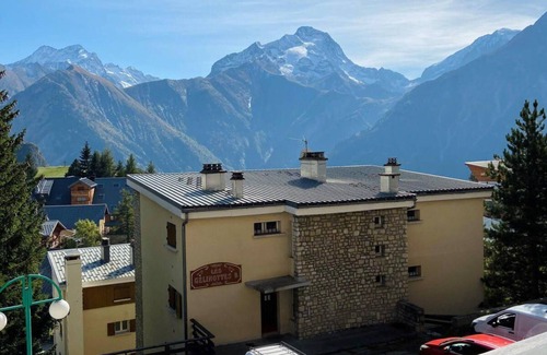 Les Deux Alpes Apartment | 250m from ski slopes, 2nd floor, view mountain, balcony, tv, ski locker, 60m², Les 2 Alpes