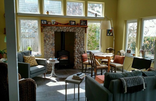 Freeland House | 252 - Beautiful 1 bed, 1.5 bath beachfront home on Mutiny Bay