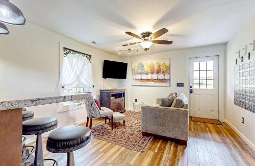 Hendersonville House | 254 & 256 Hoots Hideaway Cottage & Hoots Log Cabin - Full Property
