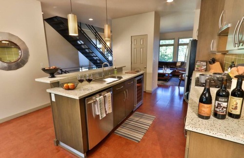 Walla Walla House | 255 Sumach · Beautiful Townhouse, Walk to Town, Rooftop Lounge