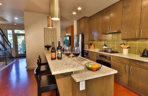 Walla Walla House | 255 Sumach · Beautiful Townhouse, Walk to Town, Rooftop Lounge