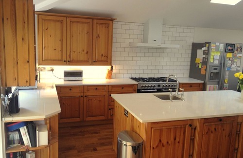 Berrylands House | 25Min to London Eye - 1300sqft Sunny 4BR Family Garden Home- SAFE & Vibrant Area