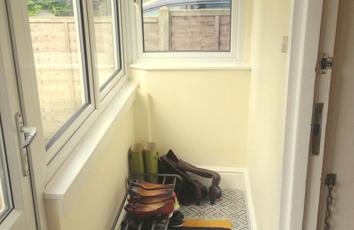 Berrylands House | 25Min to London Eye - 1300sqft Sunny 4BR Family Garden Home- SAFE & Vibrant Area