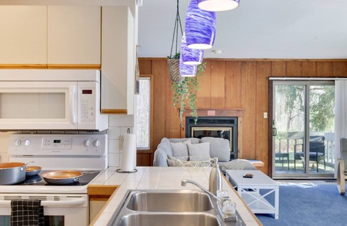 East Stroudsburg House | 261 Nslope · Beta Lodge - 2BR Townhouse w/Jacuzzi-Shawnee Mtn