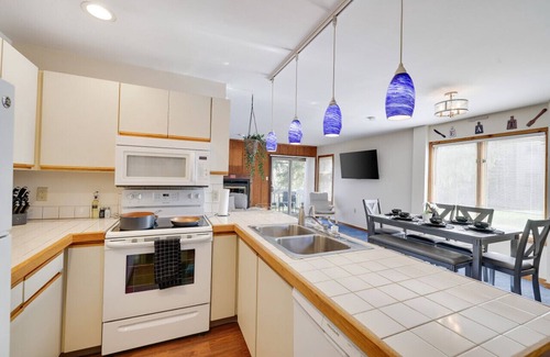 East Stroudsburg House | 261 Nslope · Beta Lodge - 2BR Townhouse w/Jacuzzi-Shawnee Mtn