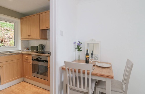 Bridport Cottage | 27 FERNHILL HEIGHTS, romantic, with a garden in Charmouth