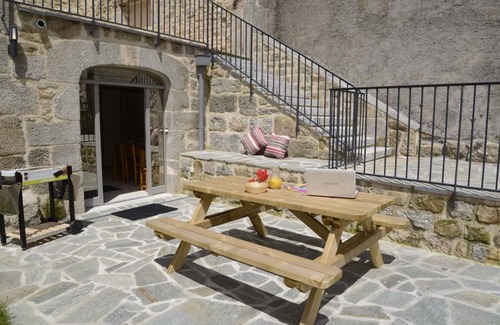 Albaret-le-Comtal House | 27 m² Gîte ∙ 1 bedroom ∙ 2 guests