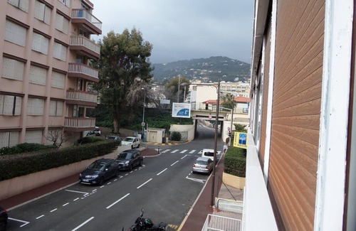 Roquebrune-Cap-Martin Apartment | 27 m2 studio + 7 m2 loggia, air conditioning, private parking, side sea view, 100m from the sea