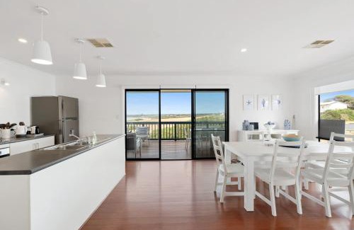 Middleton House | 27 Seaview - Pets Negotiable - Wi-Fi - No Linen Included