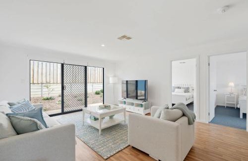 Middleton House | 27 Seaview - Pets Negotiable - Wi-Fi - No Linen Included