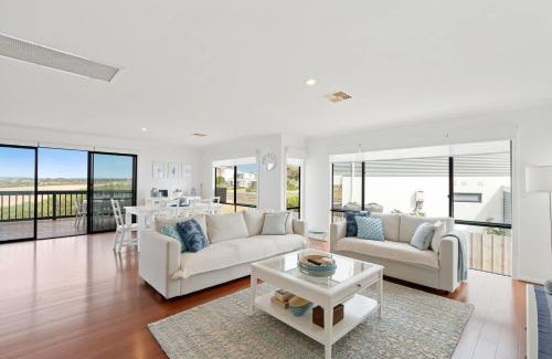 Middleton House | 27 Seaview - Pets Negotiable - Wi-Fi - No Linen Included