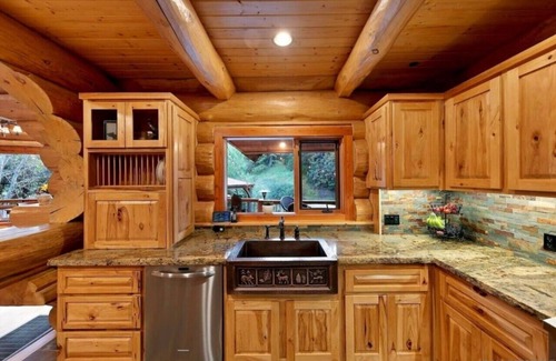 El Cajon Cabin | 275B) Charming Getaway with Hot tub!