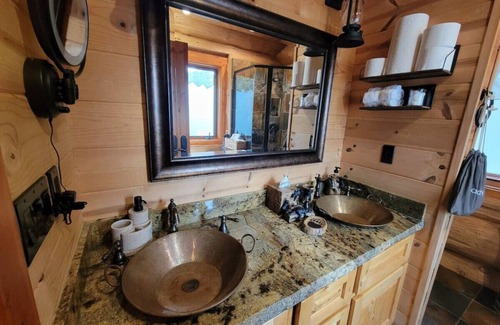 El Cajon Cabin | 275B) Charming Getaway with Hot tub!