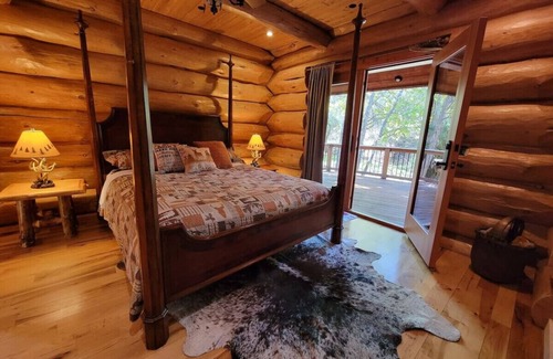 El Cajon Cabin | 275B) Charming Getaway with Hot tub!
