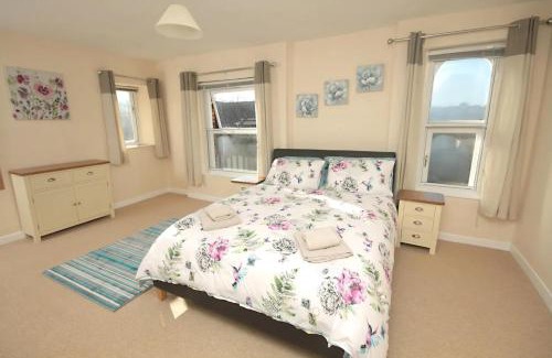 Glastonbury Apartment | 28A Benedict Street