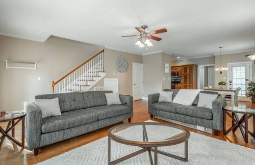 Kansas City House | 29) Large 4 bedroom - 8 beds - Pet Friendly