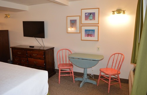Columbia Falls Hotel | 29- TWO QUEEN BEDS in Charming hotel in C. Falls with WiFi, AC, 20 mi to GNP