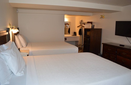 Columbia Falls Hotel | 29- TWO QUEEN BEDS in Charming hotel in C. Falls with WiFi, AC, 20 mi to GNP