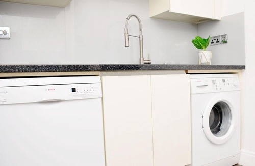 Stanwell House | 29EW-11 Dreams Unlimited Serviced Accommodation- HeathrowStanwell