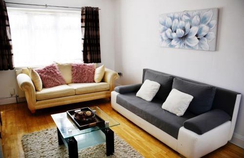 Stanwell House | 29EW Dreams Unlimited Serviced Accommodation- Staines - Heathrow