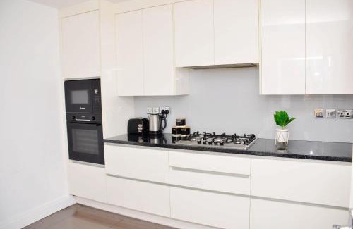 Stanwell House | 29EW Dreams Unlimited Serviced Accommodation- Staines - Heathrow