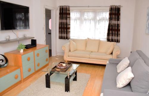 Stanwell House | 29EW Dreams Unlimited Serviced Accommodation- Staines - Heathrow