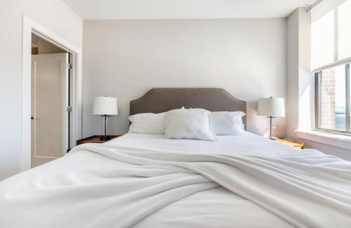 Downtown Baltimore Apartment | 2B 2BA Luxury Downtown Suite Rooftop Deck & Gym