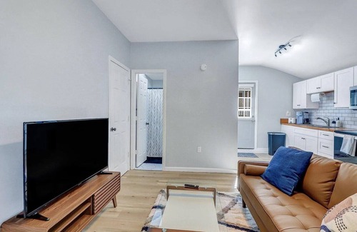 Ardmore - Gould Estates - Olin Heights Cottage | 2bd/1ba Cottage * Renovated * Dogs Welcome * Cottage in Savannah * 30+ day stay