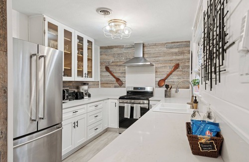 Irving Ski Chalet | 2BD 1BA,Pet Friendly, Parking, Patio,Outdoor Grill