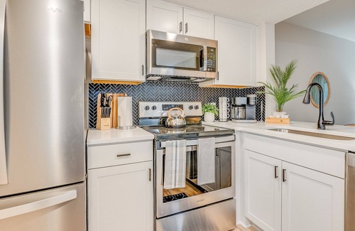 Windsor Forest Condo | 2bd/2ba Condo * Renovated * Dogs Welcome * Condo in Savannah*30+ day stay *Pool