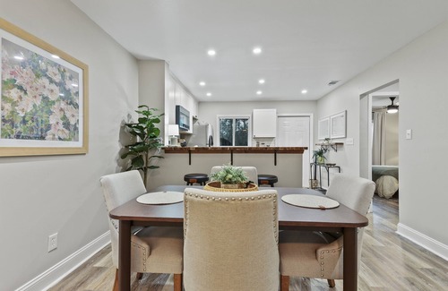Windsor Forest Condo | 2bd/2ba Condo * Renovated * Dogs Welcome * Condo in Savannah*30+ day stay *Pool