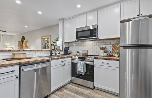 Windsor Forest Condo | 2bd/2ba Condo * Renovated * Dogs Welcome * Condo in Savannah*30+ day stay *Pool
