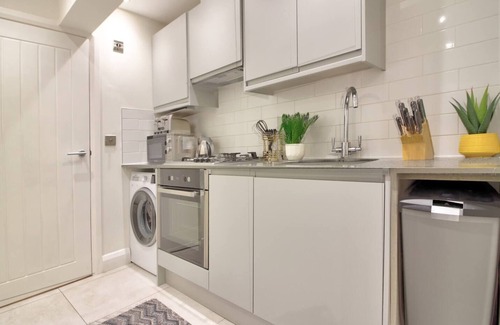 Reading Apartment | 2BD apt for 7 with private off-street parking
