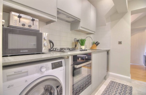 Reading Apartment | 2BD apt for 7 with private off-street parking