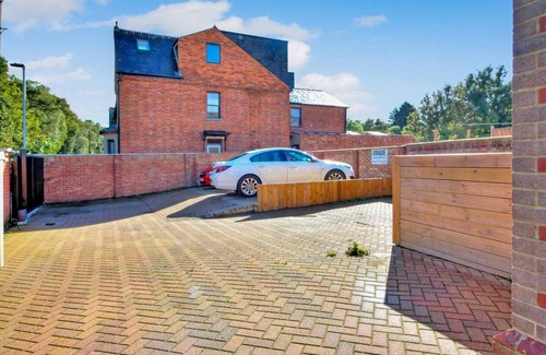 Reading Apartment | 2BD apt for 7 with private off-street parking