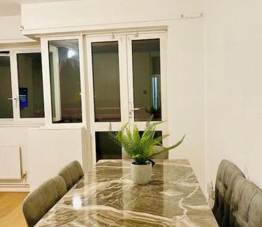 Tower Hamlets Apartment | 2BD CanaryWharf Mile End Private Balcony FREE Parking