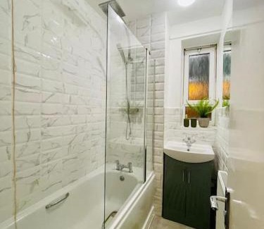 Tower Hamlets Apartment | 2BD CanaryWharf Mile End Private Balcony FREE Parking