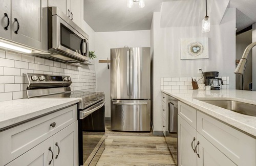 Skyway Apartment | 2BD Dry Sauna & Pool Near Downtown COS, GotG, & Pikes Peak