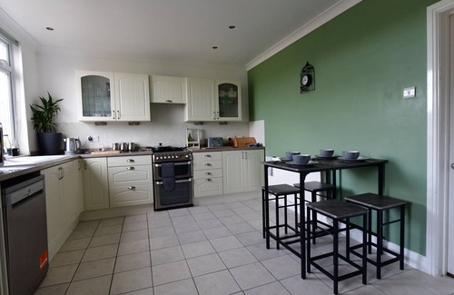 Winterbourne Earls House | 2Bd Garden Home - A Short Walk To Stonehenge