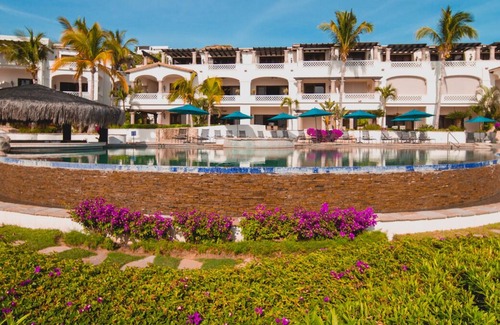 Buzzards Condo | 2BD Oceanview Condo with the Beachfront Club and Fitness Center Access