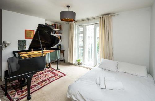 Hoxton West Apartment | 2BD Stylish Home w/t Grand Piano Central London