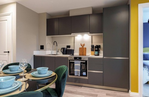 Holbeck Apartment | 2Bed 2Bath Golden Leeds Escape-Velvet Elegance 10 min City Center