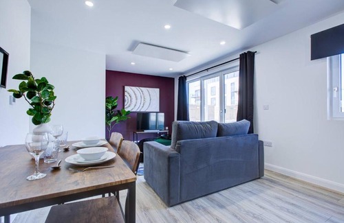 Ashford Apartment | 2bed 2bath In - Next To Station For 6 Free Parking