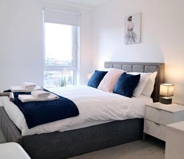 Salford Apartment | 2Bed 2Bath Private Balcony, Relaxing Waterfront View Apt, Parking FREE WiFi 10mins Media City, Salford Quays, Old Trafford, City Centre