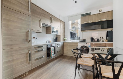 Vincent Square Apartment | 2Bed 3Bath Family Flat in SW1P/6ppl
